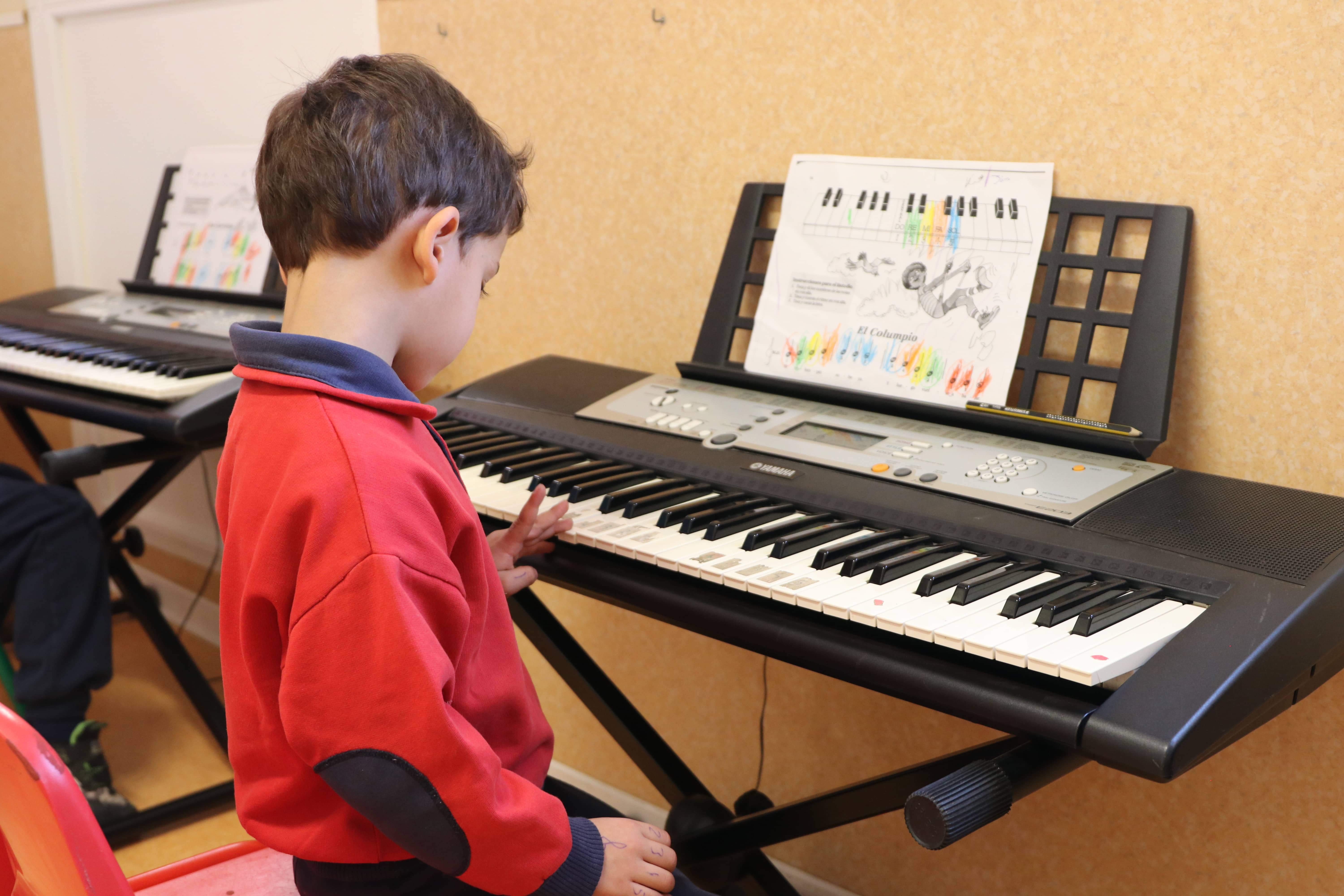 tiempo oscuro Cerco 9 Beneficios de enseñar música a los niños desde temprana edad